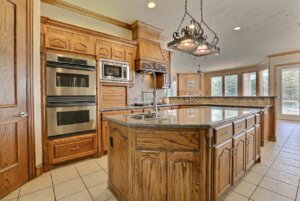 traditional kitchen design with wooden cabinets