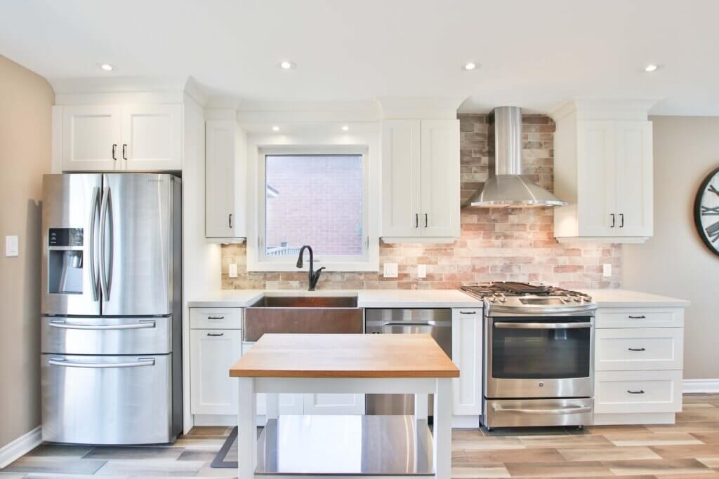 Urban Loft Vibes white kitchen design with natural stone backsplash