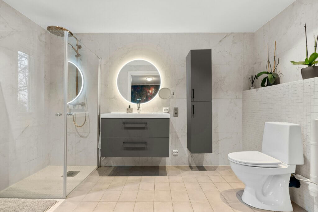 Energy-efficient and eco-friendly minimalist bathroom