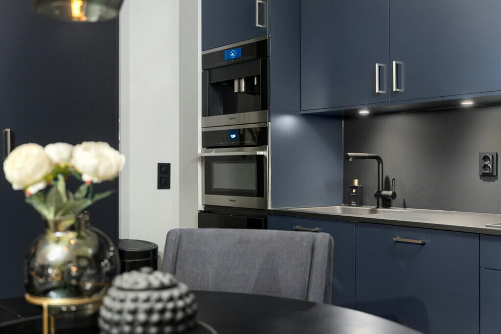 Modern kitchen in navy blue color scheme