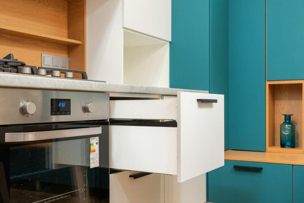 Soft-Close Hinges and Drawers: Silence and Smoothness 