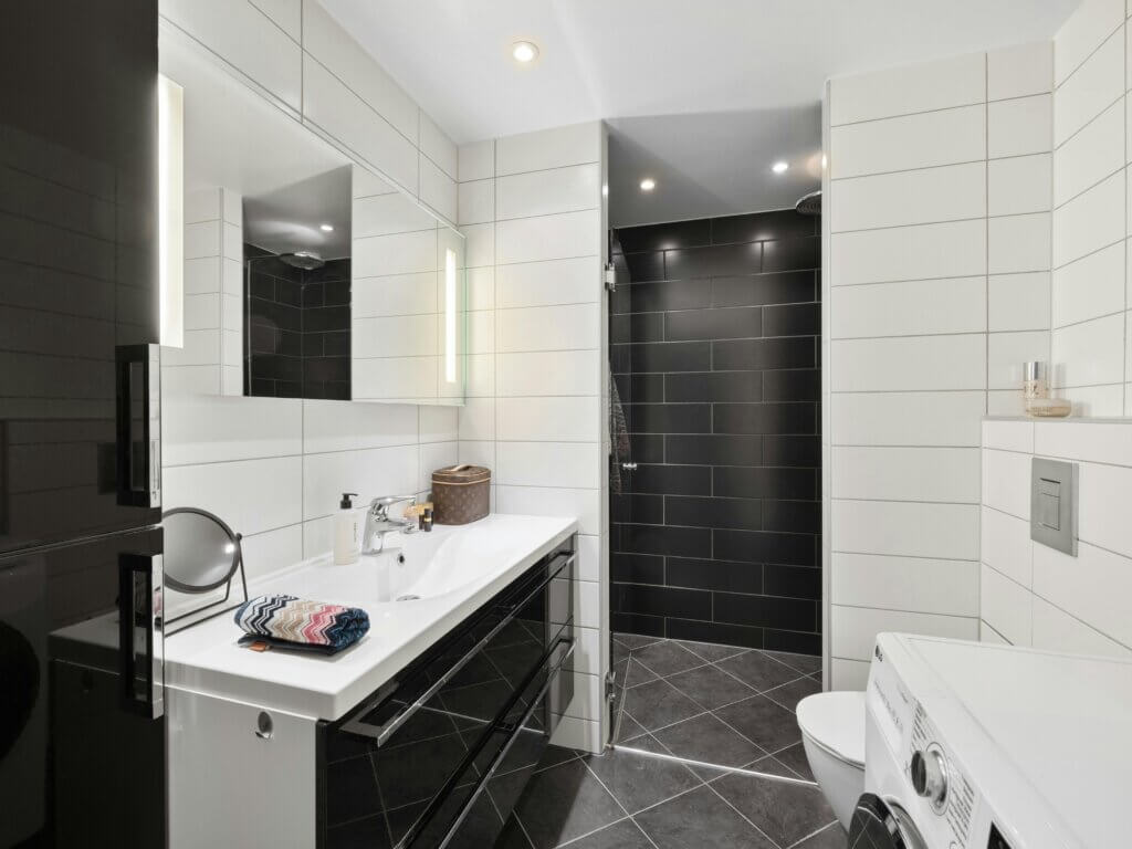 The Classic Elegance of White and Black bathroom color schemes