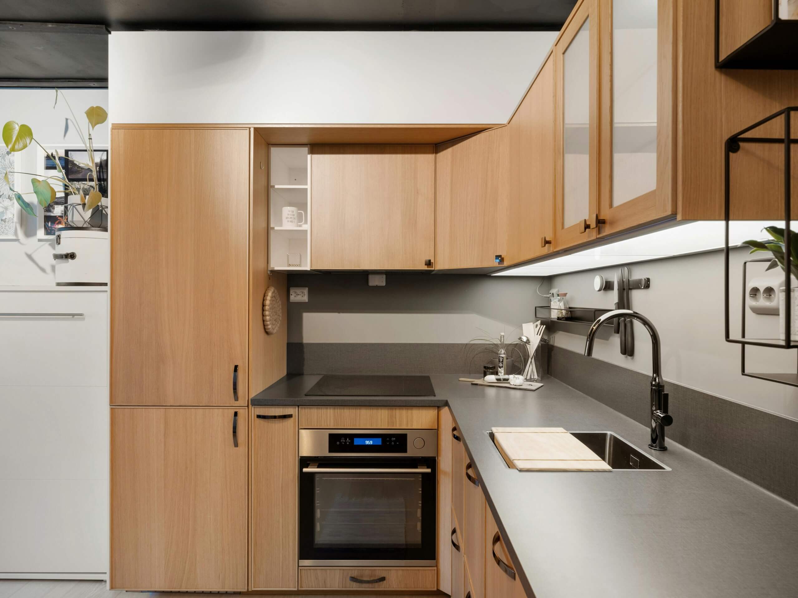 Essential Hardware and Accessories for Modern Kitchen Cabinets