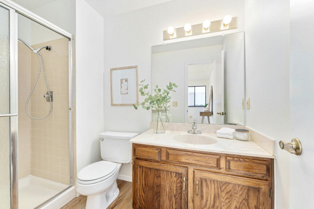 Corner bathroom vanity 