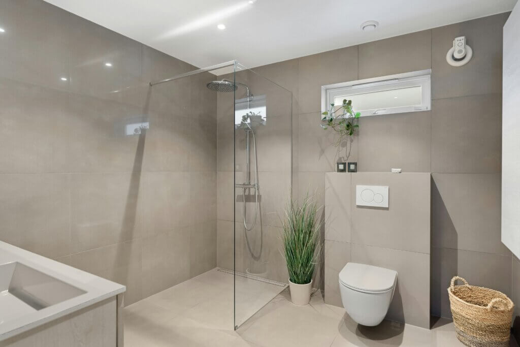 basement bathroom with Porcelain Tile flooring